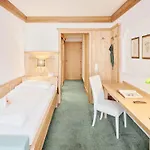 Genuss - Und Vitalhotel Moisl מלון אבטנאו